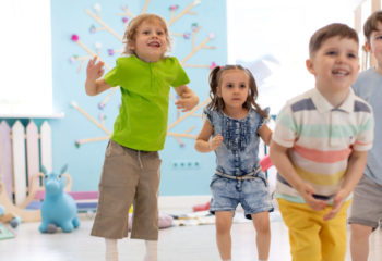 Diese 2 bewährten Tanzspiele machen Spaß und fördern die Koordination der Kinder