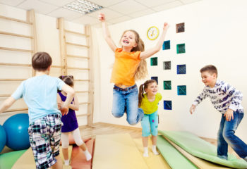 Mit dem Mattenspiel „Inselhüpfel“ stärken Sie die Koordination und Körperwahrnehmung der Kinder